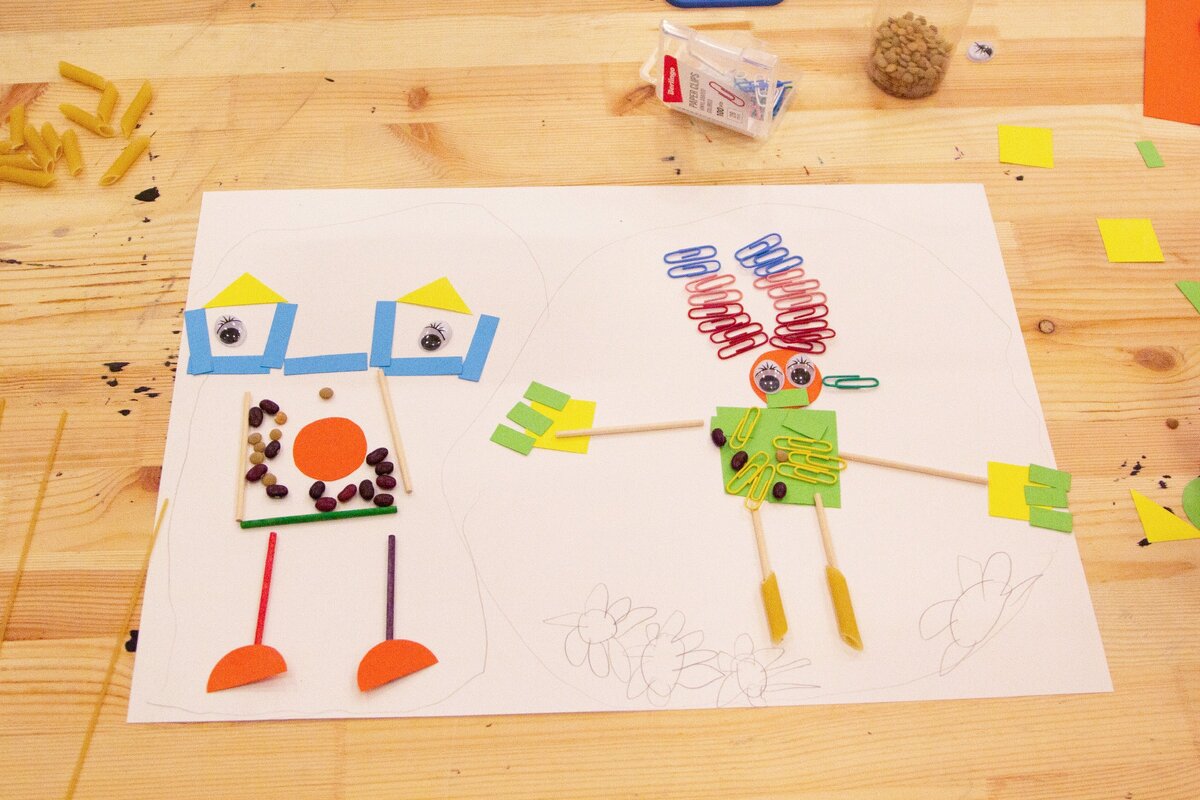 Слева замок для принцессы - делал папа:)