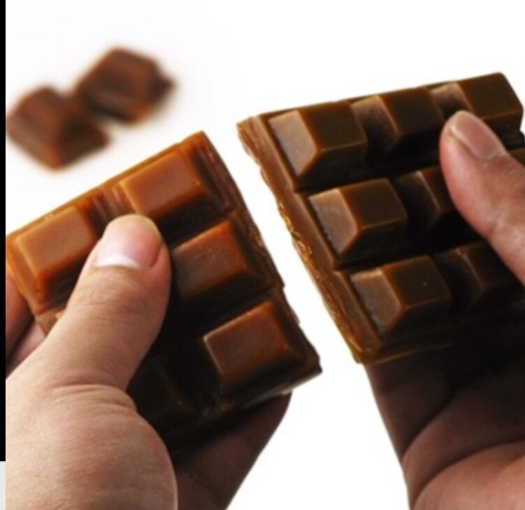 Что будет если съесть плитку шоколада. Плитка шоколада. Кусок шоколада. Шоколадные кусочки. Разломанный шоколад.