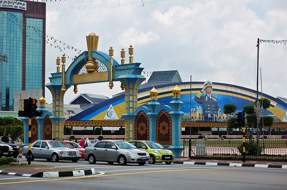 Саледар. Бруней Бандар-сери-Бегаван. Jerudong Park Бандар-сери-Бегаван. Bandar Seri Begawan город. Улица города Бандар сери Бегаван.