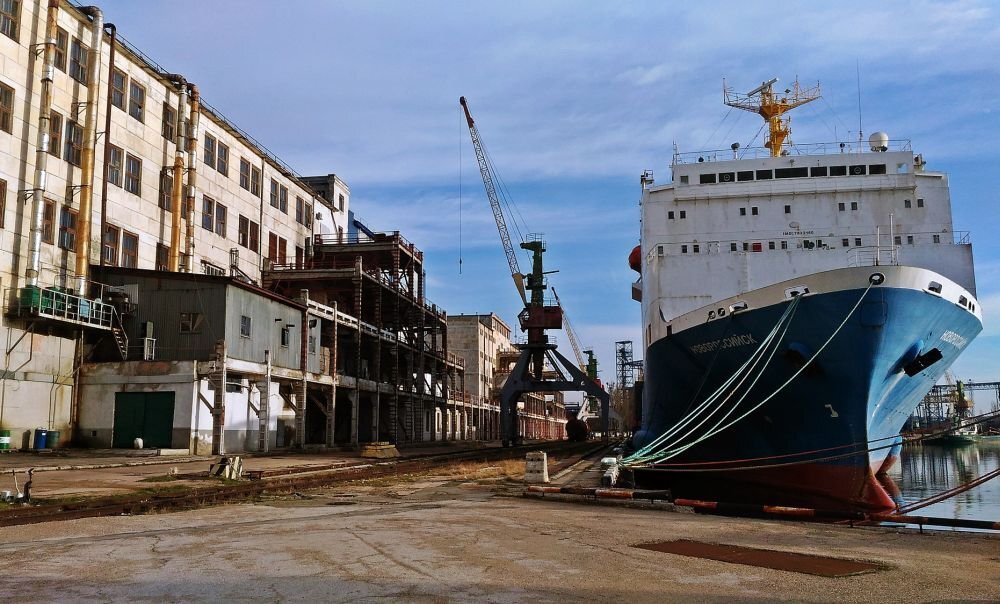 Порт севастополь море. Севастополь морской порт. Камышовая бухта порт Севастополь. Севастопольский морской порт, Севастополь. Севастопольский морской рыбный порт.