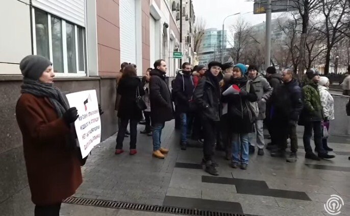 Серия одиночных пикетов у здания Минздрава России в Москве. Фото: скриншот видео «Другое мнение»/YouTube