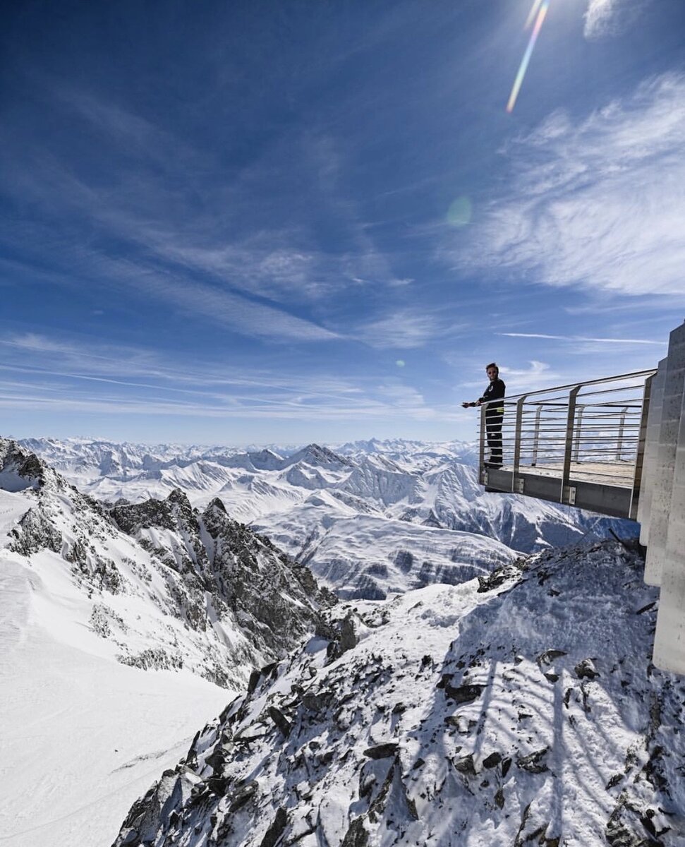 7 лучших горнолыжных курортов Италии! 
Суровые четырех-тысячники, сотни трасс для катания, фешенебельные курорты и альпийский уют. Горные вершины Италии – зимняя мечта любого заядлого лыжника. Это место, где можно испытать себя. Проверить характер. Почувствовать себя птицей, летящей со снежного склона. А вечером, когда очередная вершина взята, насладиться шармом альпийских поселков. Согреться глинтвейном, восхититься волшебными огнями, которые с наступлением темноты разливаются у подножья заснеженных великанов.

Горнолыжных курортов в Италии не счесть. Ими усыпан весь «верх» итальянского «сапожка», ведь именно там находятся знаменитые Альпы. В декабре они открывают «ворота» для любителей лыжного отдыха. И до апреля множество туристов наслаждаются волшебством снежных с гор. Но куда именно отправиться кататься на лыжах в Италии? Какой регион предпочесть?
.
Чтобы не потеряться в этом разнообразии, VIAGGIO CLUB подготовил подборку популярных итальянских курортов. Среди них есть и те, что «по зубам» новичкам, и вершины, спуститься с которых честь для профессионалов.