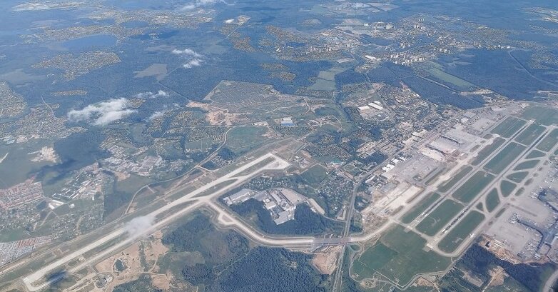 Третья ВПП "Шереметьево" отдельно стоящая от перрона аэропорта