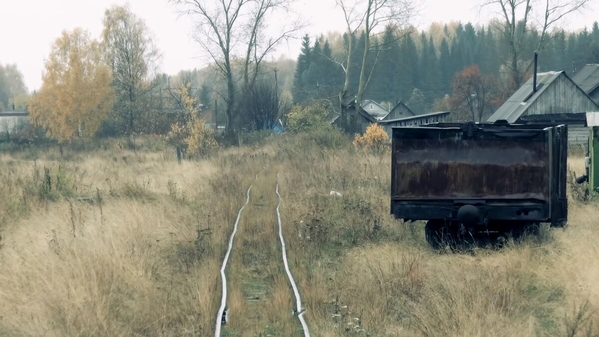 Начало узкоколейной дороги в п. Басьяновский.