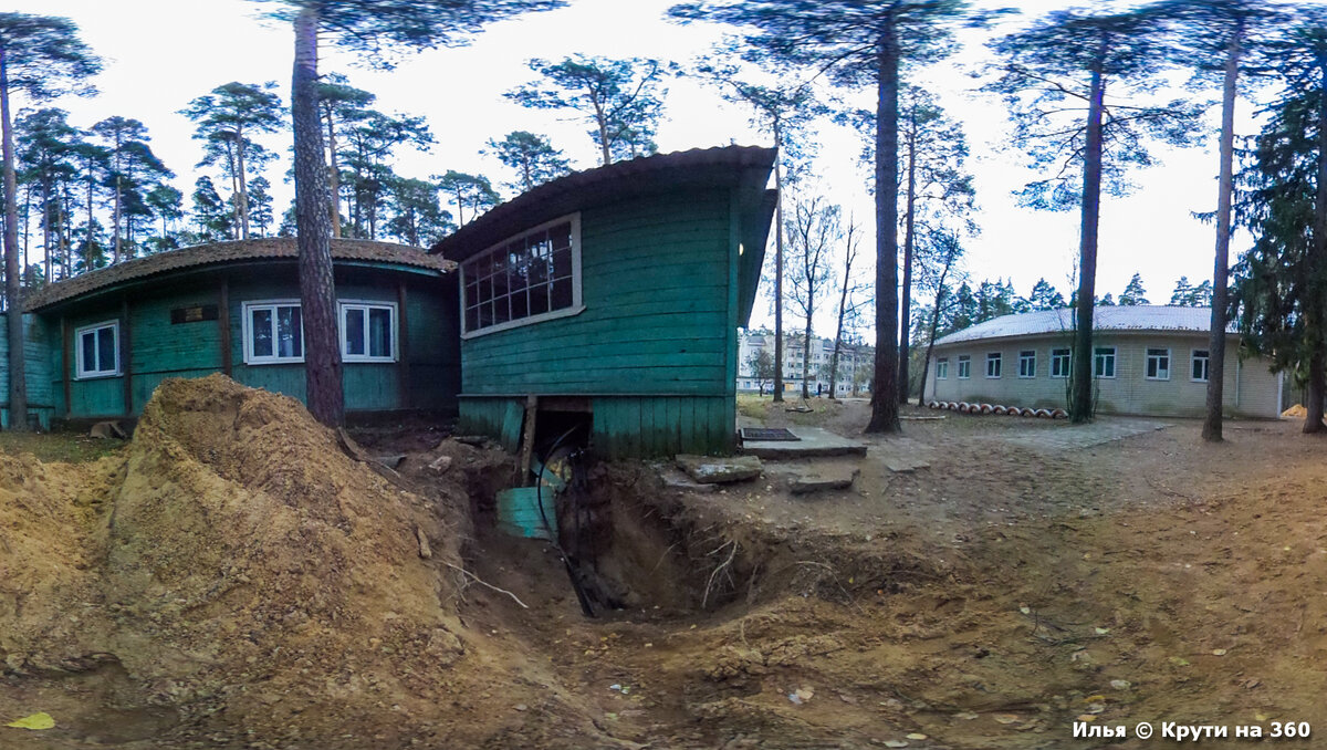 У детской поликлиники