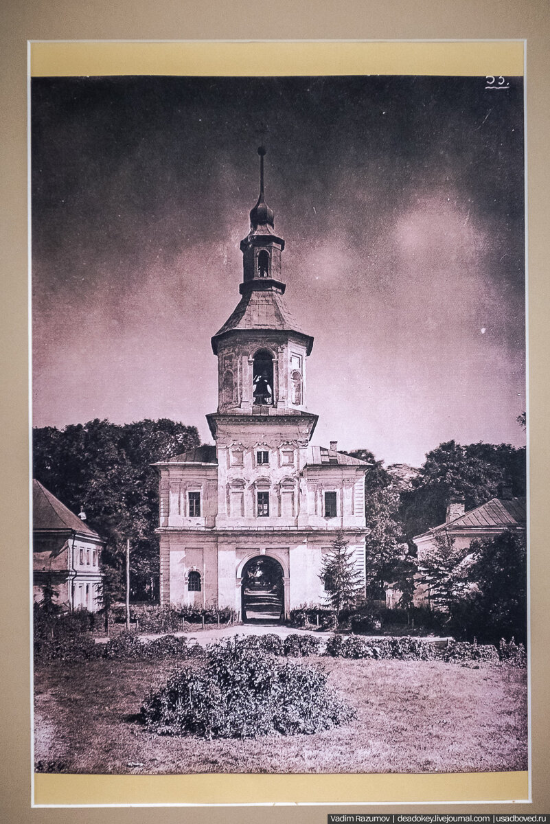 2. Поднимаясь по лестнице к основной экспозиции, мы видим старинные фотографии усадьбы Бобринских. Многие из них ранее не публиковались в открытых источниках. Например, на этом фото мы видим Башню еще до разрушения. Обратите внимание на ее декор. Мы еще вернемся к нему при осмотре экспозиции.

