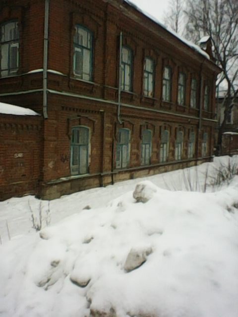 Наверное таким был дом Григория. Раньше так строили.