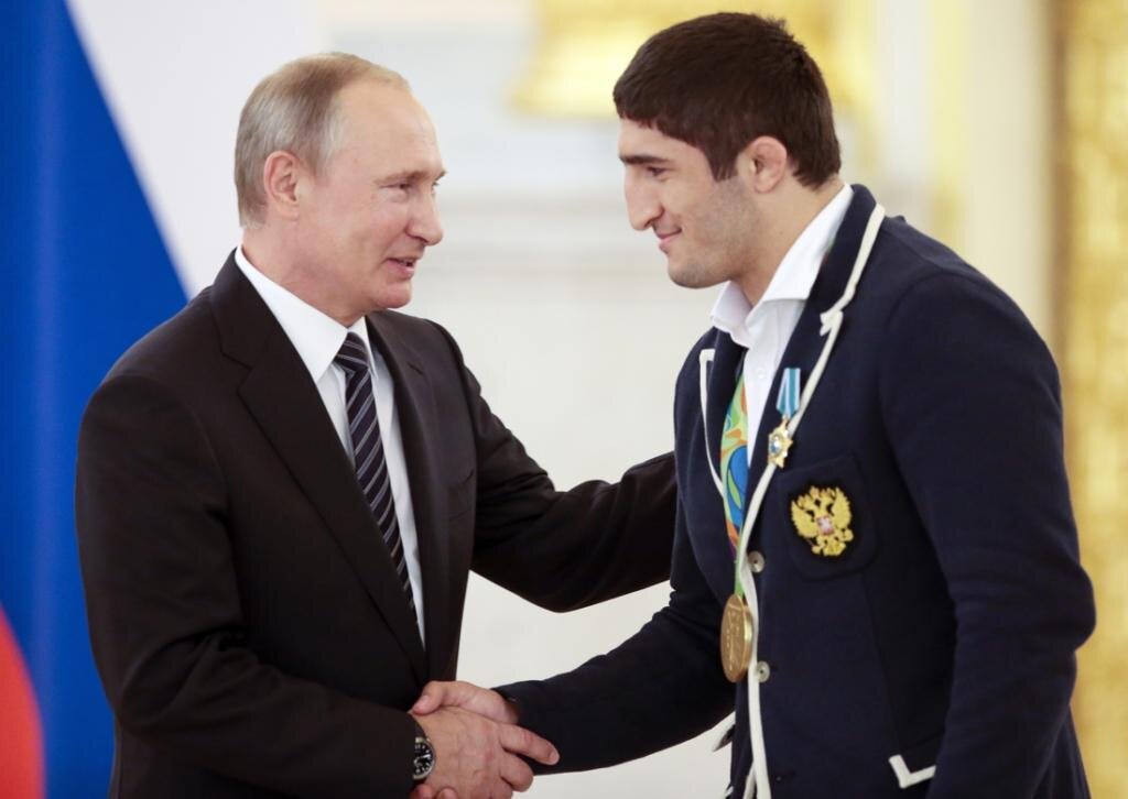 Президент России Владимир Путин и  Олимпийский чемпион Абдулрашид Садулаев