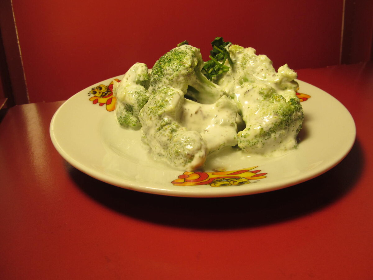 Брокколи в чесночно-сметанном соусе