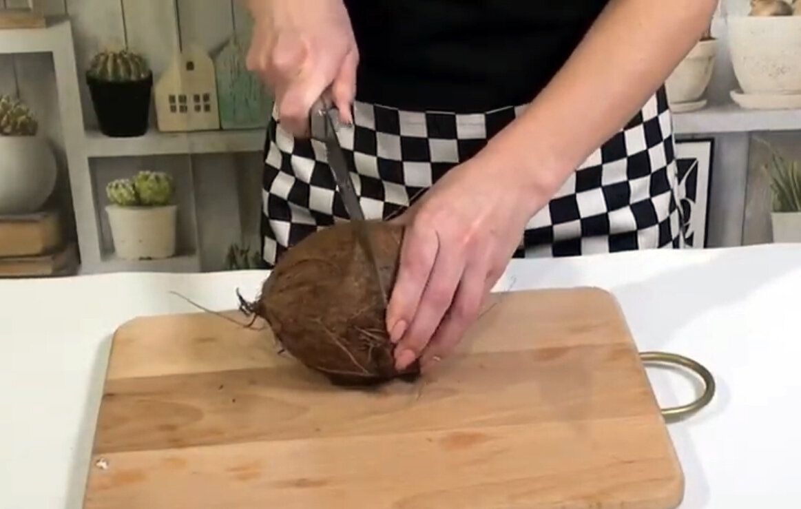 Делаем насечку на кокосе для упора ножа