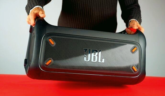 Вы можете передавать динамик с помощью двух ручек.