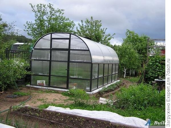 Итак, различают два основных вида тепличных построек: парник и теплица,  каждый из которых предназначен для увеличения урожайности в  неблагоприятных климатических условиях.
 