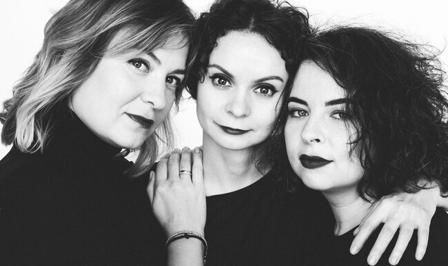 Создательницы проекта "Бережно к себе" – Мария Карнович-Валуа, Дарья Уткина и Ксения Красильникова Источник: https://pinkglasses.com/news/berezhno-svoevremenno-tochno-kak-nekommercheskie-proekty-pomogayut-zhensch