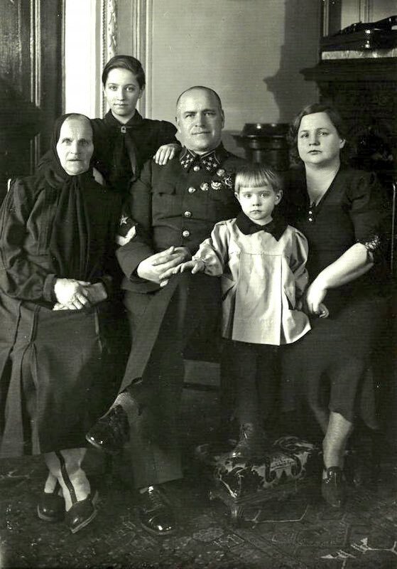 Г. К. Жуков с матерью Устиньей, супругой и дочерьми. Фото с сайта https://twitter.com/history__ru/status/931214387578396672