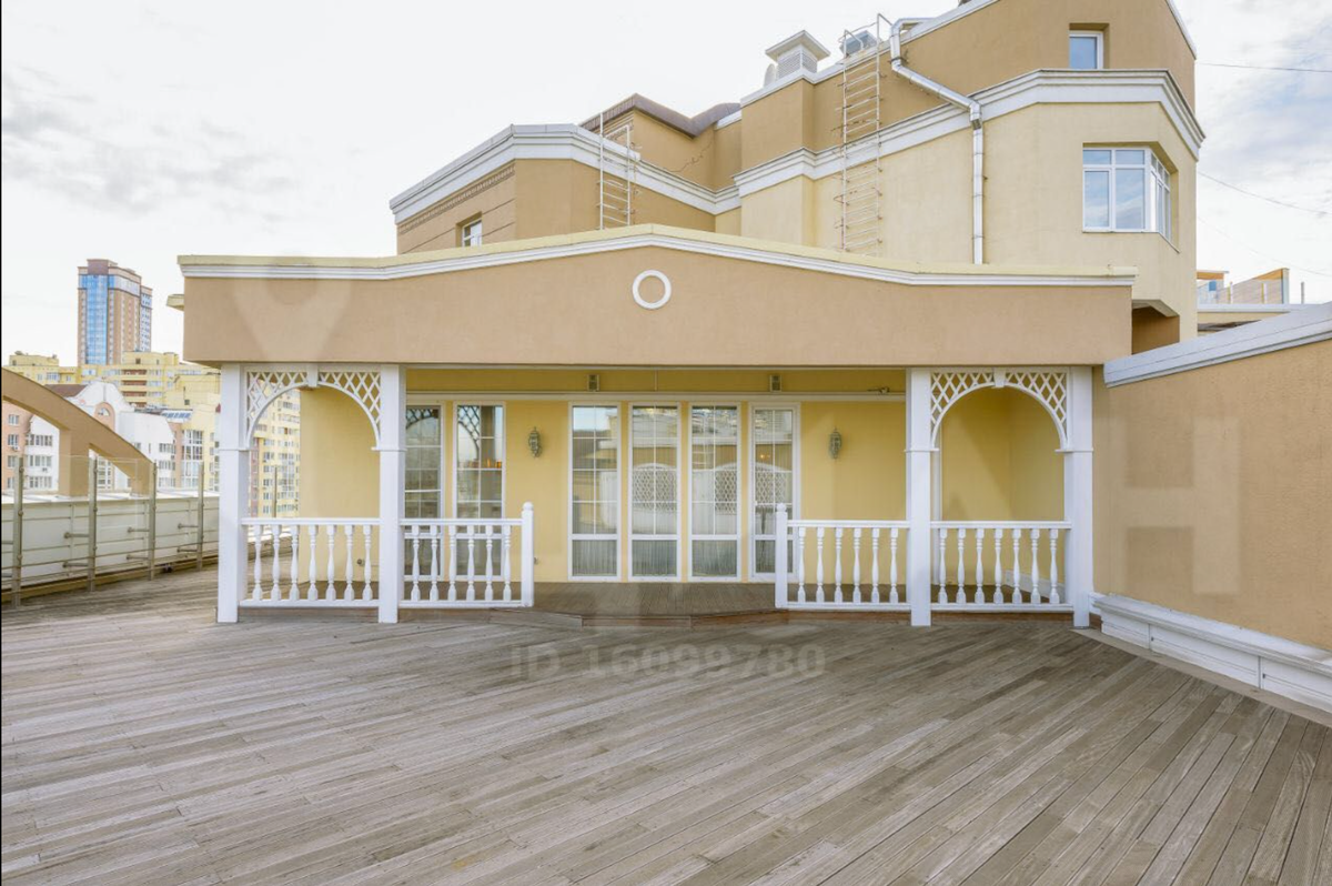 Пентхаус в окружении типовых многоэтажно смотрится довольно странно, в целом квартира смотрится как большая пристройка на крыше