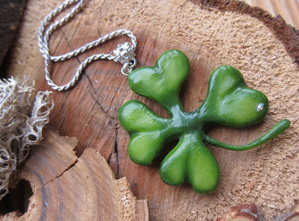 Кулон-подвеска в виде четырехлистного клевера