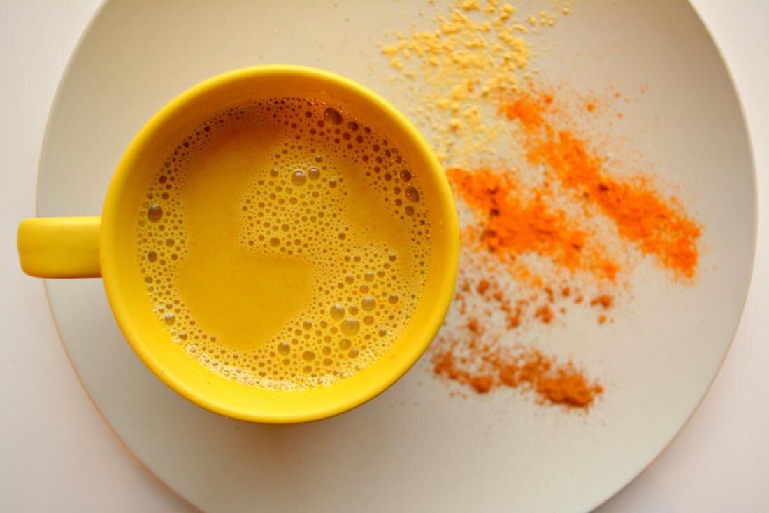 Золотое молоко из куркумы для борьбы с вирусами