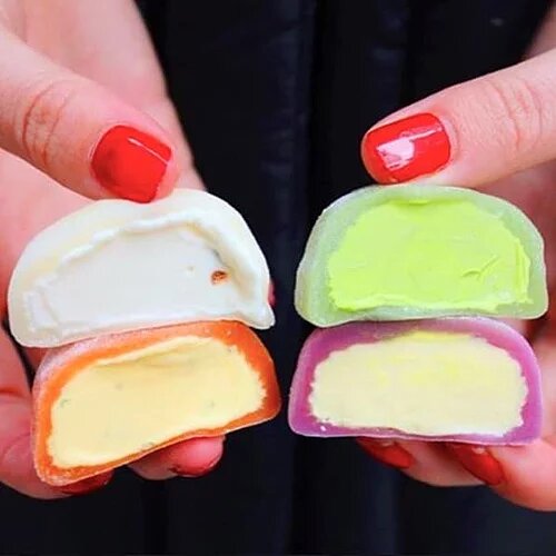 Что это: Делается это лакомство из клейкого сладковатого сорта риса под названием "мотигоме" и заполняется мягким мороженым.
Этот десерт является традиционным лакомством во время японского Нового года.