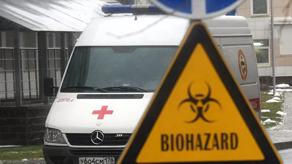  Правительство вводит штрафы для физических и юридических лиц, которые отказываются соблюдать введенные из-за COVID-19 правила. Соответствующие поправки внесут в Кодекс об административных правонарушениях. Премьер-министр Михаил Мишустин подчеркнул, что необходимость мер для борьбы с коронавирусной инфекцией "очевидна для всех, кто ответственно относится к сложившейся ситуации".
"У нас их абсолютное большинство. Но, к сожалению, есть и люди, кто демонстрирует редкое легкомыслие — и это в том, что касается безопасности окружающих и даже собственного здоровья", — добавил он на заседании кабмина.
Накануне в Госдуму внесли законопроект об ужесточении ответственности за несоблюдение карантина. В зависимости от обстоятельств и последствий нарушителю грозят штраф от полумиллиона до двух миллионов рублей, лишение права на профессию на несколько лет или лишение свободы сроком до семи лет.