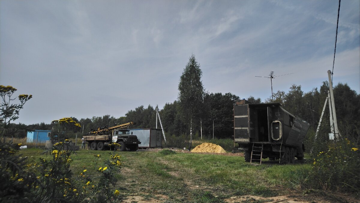 Машина на переднем плане - это дом-времянка бурильщиков. У них там есть всё