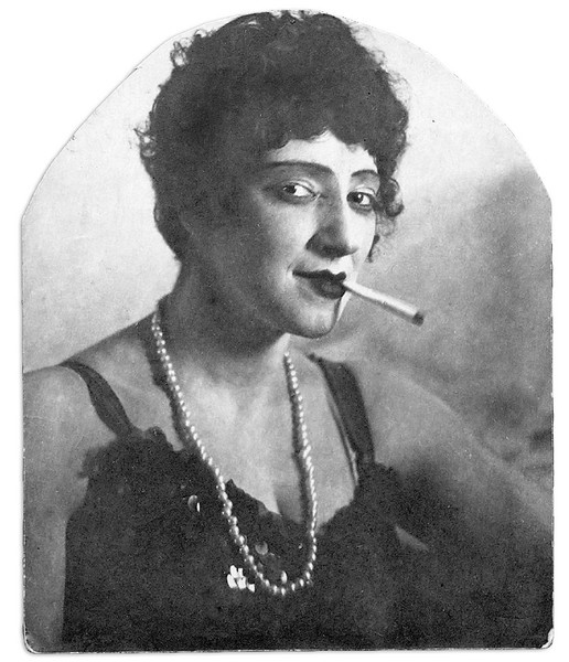 Фаина Георгиевна Раневская - русская и советская актриса театра и кино. Лауреат трёх Сталинских премий (1949, 1951, 1951 гг.). Народная артистка СССР (1961 г.). Кавалер Ордена Ленина (1976 г.). Взято из интернет-ресурса. 