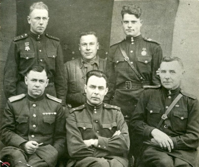 Леонид Брежнев фотографируется с однополчанами  (передний ряд по центру )