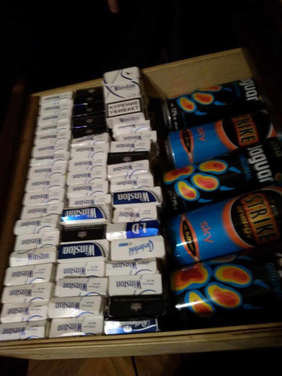 Это, собственно, сокровищница из верхнего ящика стола хозяина хаты. Для полноты картины - это был январь 2018 года и Ягуар тогда запретили.