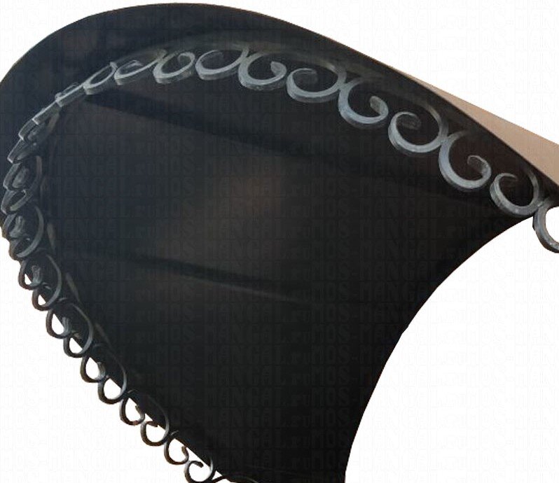 Был козырьком над крыльцом, а стал крышей у мангала.