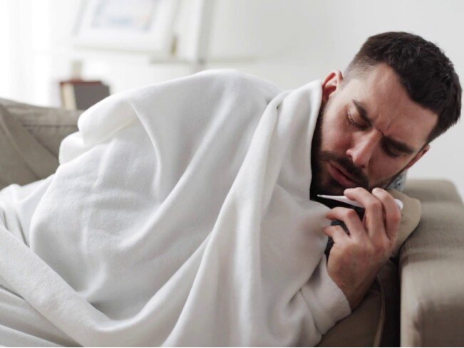 Исследователи продолжают изучать новый вид вирусной инфекции, которая охватила почти весь мир. Недавно ученые сделали неожиданное открытие касательно коронавируса и его симптоматики. 
118Представители науки из Оксфордского университета считают, что распространение коронавируса СОVID-19 было еще задолго до официального подтверждения. По мнению исследователей, коронавирусной инфекцией переболело гораздо больше людей по сравнению со статистикой. 
