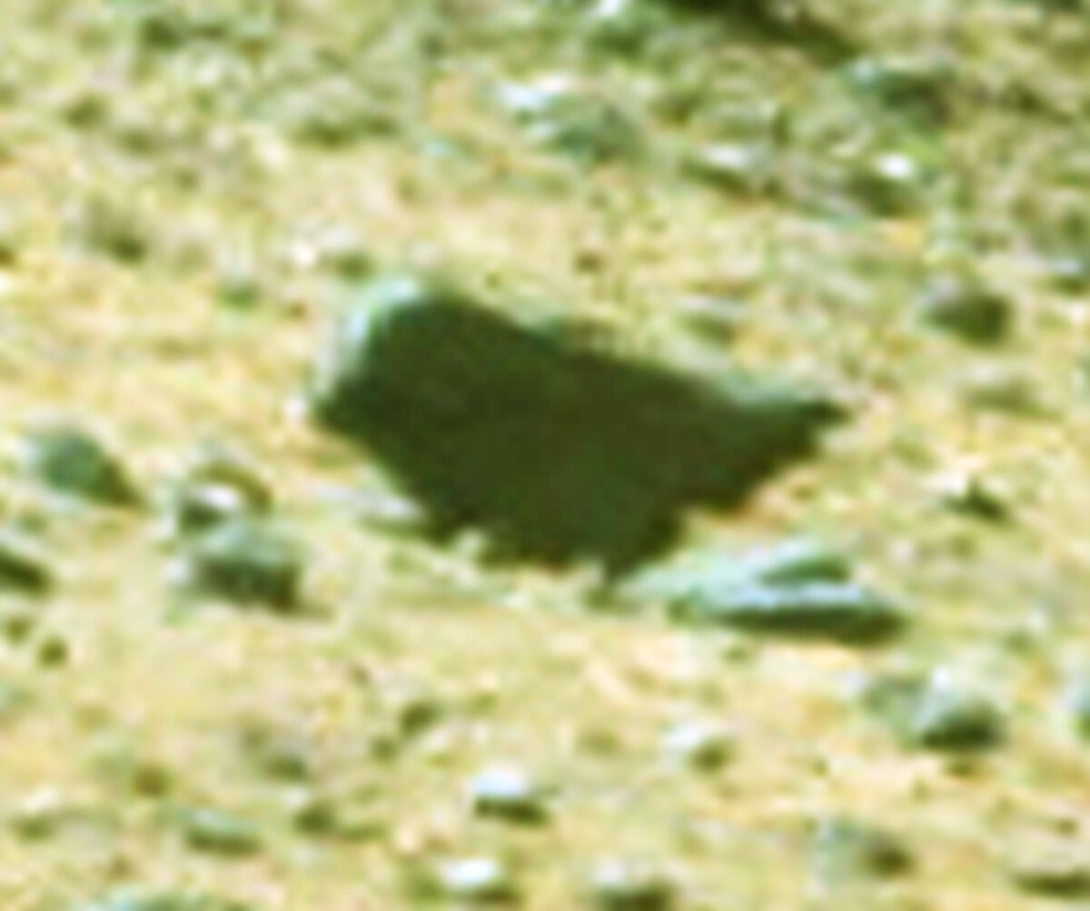 Предмет как страус засунул голову в песок.