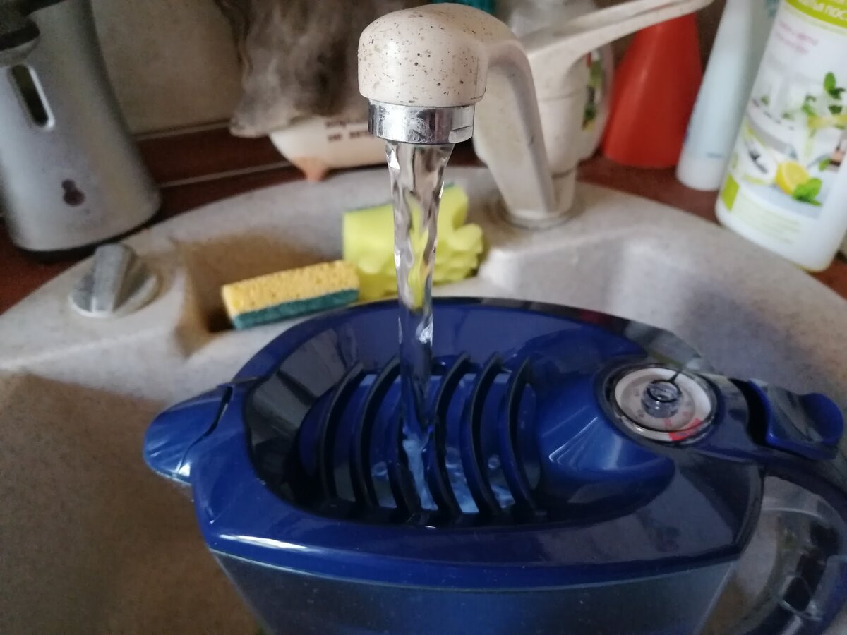 Очень удобный фильтр для воды. Крышку снимать не нужно. Фото Светы Давыдовой