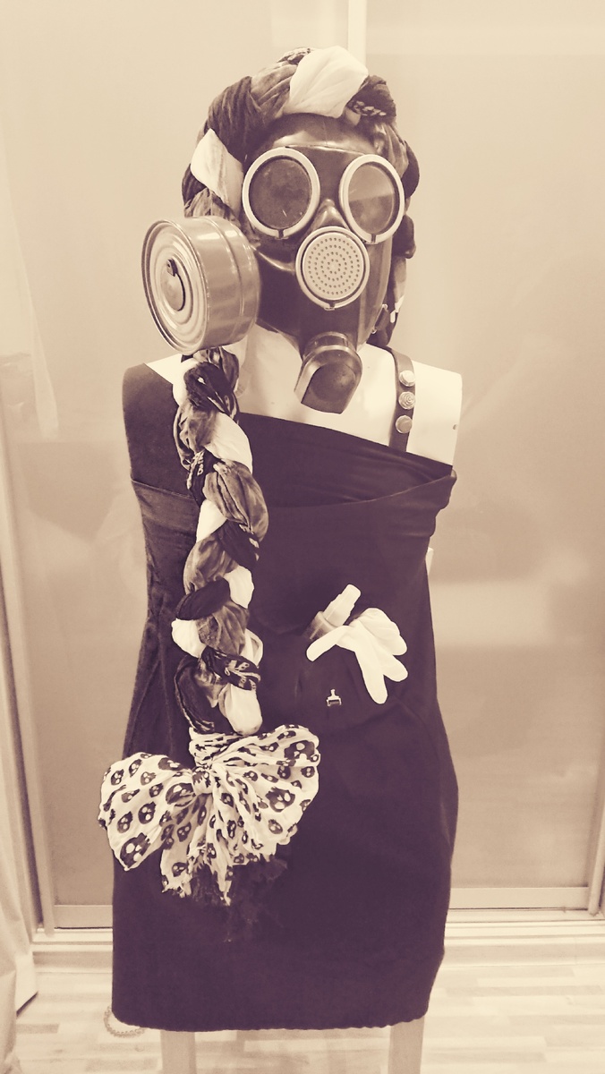 из секонд-хенда юбка и шарф с черепами