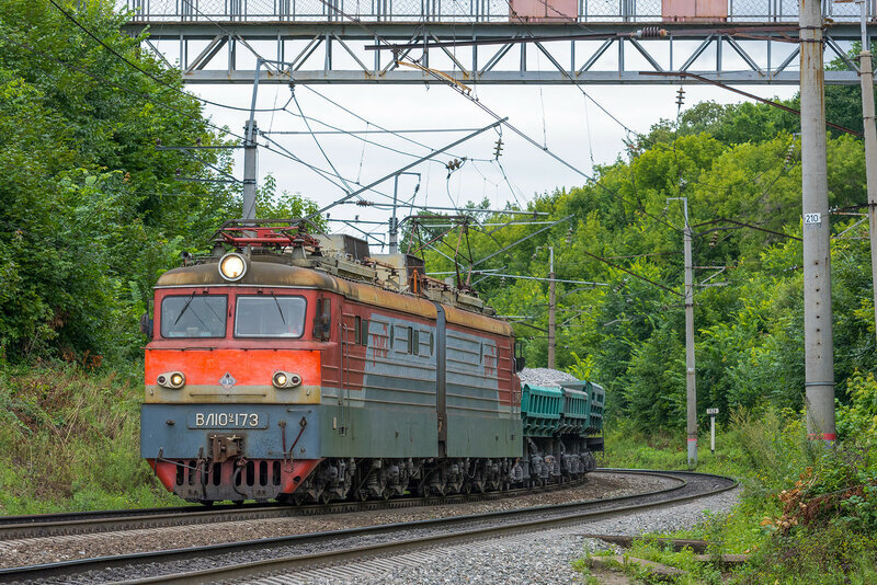 Вывозной ВЛ10У-173. Вывозной означает, что локомотив работает в пределах ЖД узла, например таскает поезда от Черниковки до Дёмы и всё.