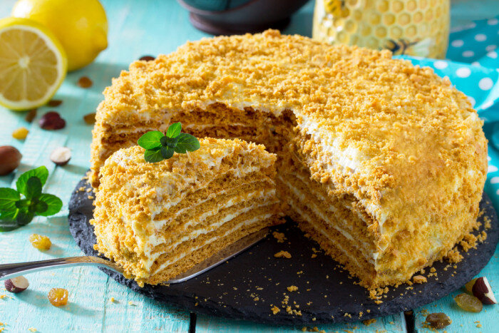 Медовый торт на сковороде – кулинарный рецепт