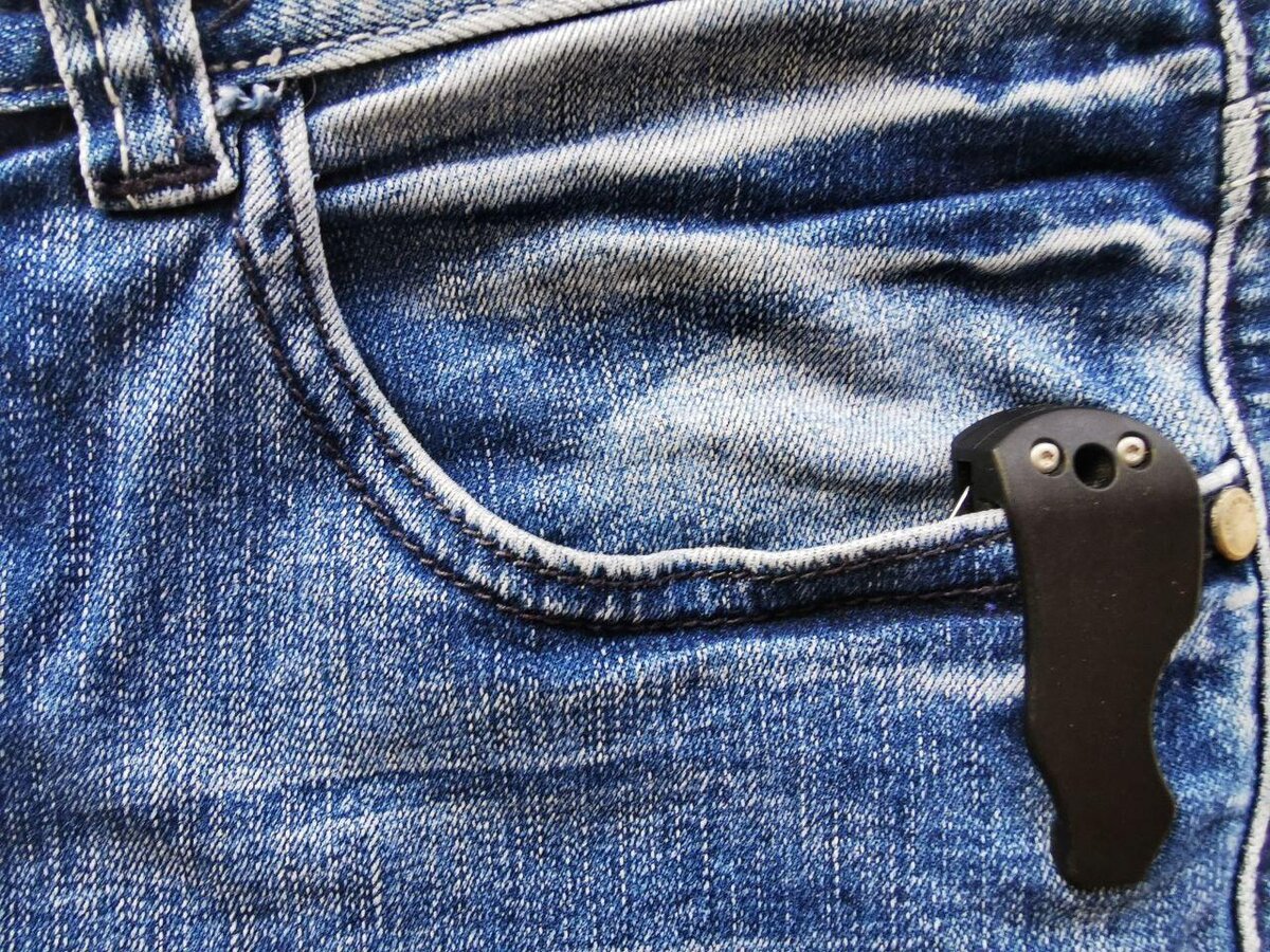 Размещение Kiridashi в боковом кармане джинс