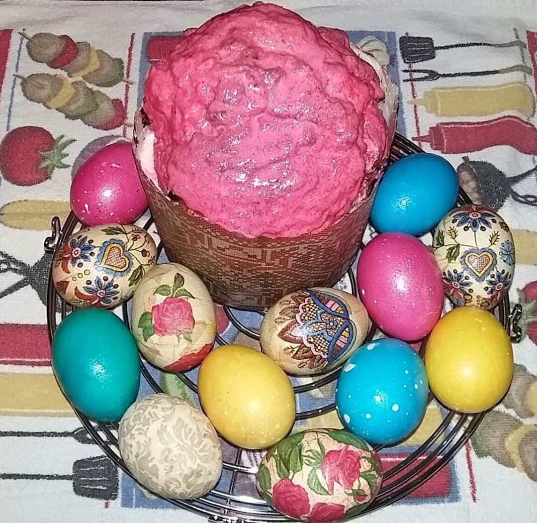 Моя первая попытка... Кулич получился так себе, да и яйца получились какими-то не аккуратными, аляпистыми :)