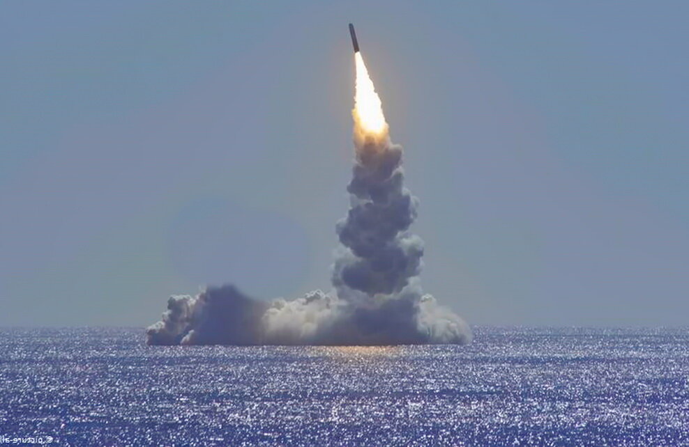 Пуск американской трёхступенчатой баллистической ракеты Trident II с подводной лодки. Trident II оснащается термоядерными зарядами.