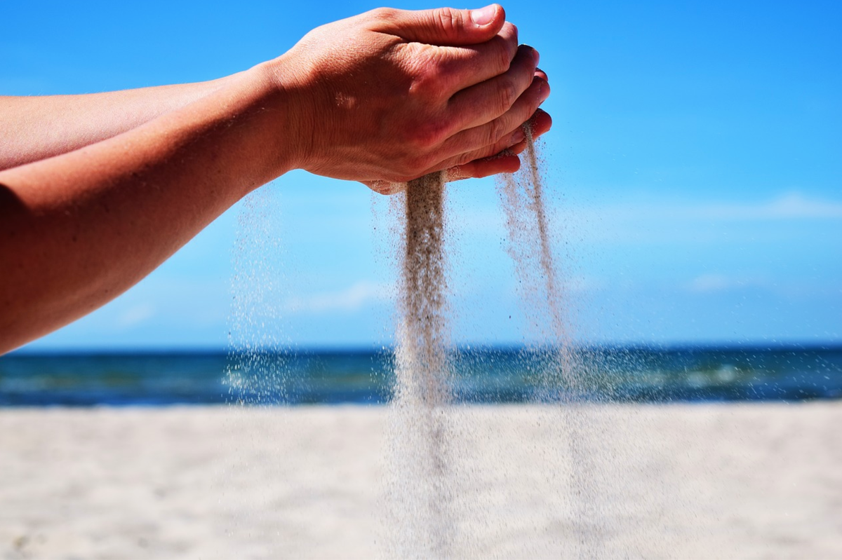 Наши мечты на море сыпятся как песок сквозь пальцы!