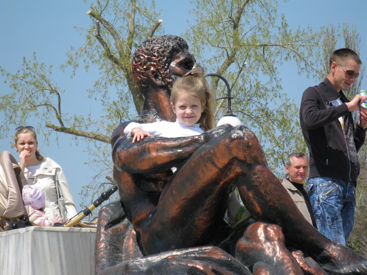 Памятник Гераклу на пляже Евпатории, фото из личного архива