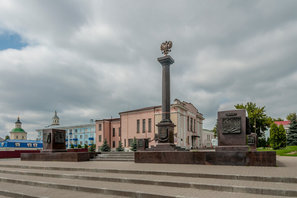 СТЕЛА ВОИНСКОЙ СЛАВЫ В соответствии с Указом 7 мая 2010 года на Красной площади города напротив Вознесенского собора установили стелу «Город Елец — город воинской славы».