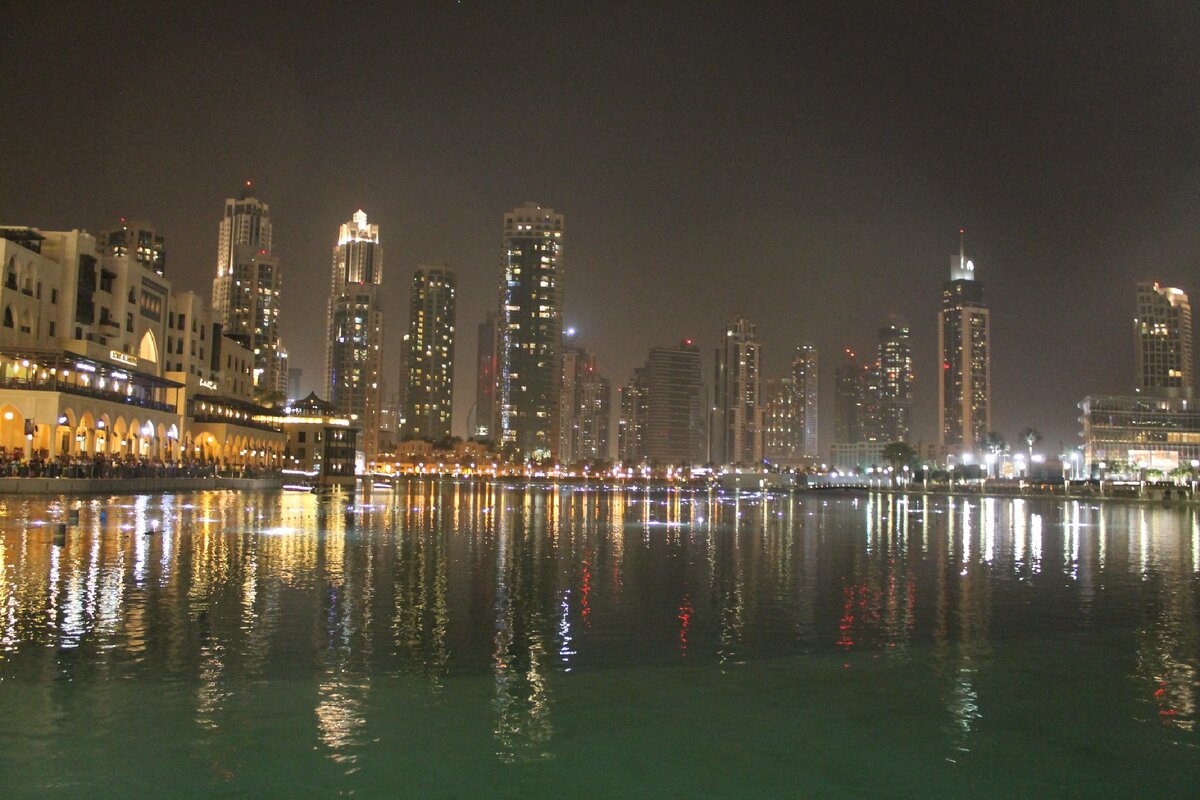 Ночью город как новогодняя ёлка. Фото из личного архива