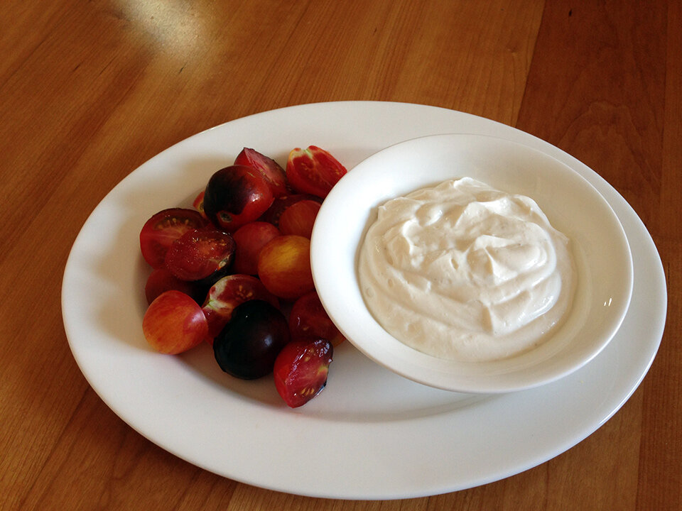 Greek yogurt. Греческий йогурт. Греческий йогурт на завтрак. Перекус йогурт греческий. Сыр греческий йогурт.