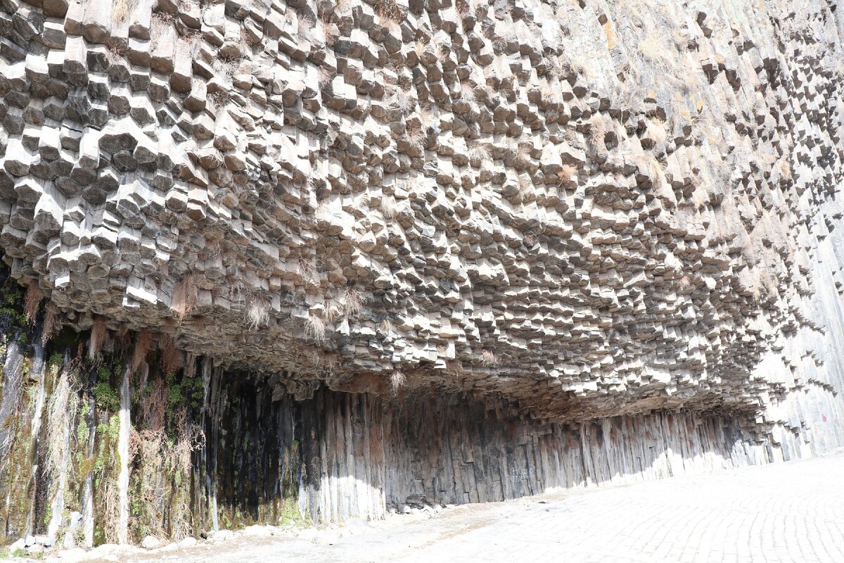 Довелось увидеть невероятное чудо природы в Армении - базальтовый 