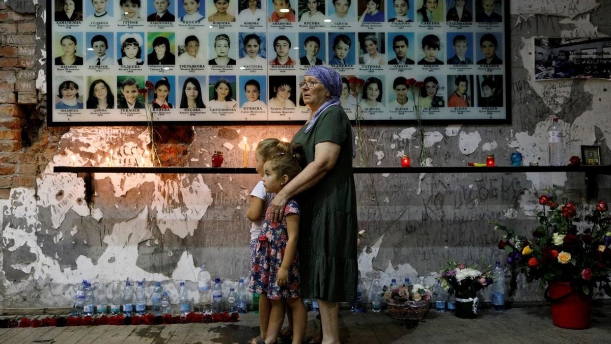 Мемориал в школе №1 Беслана, где 1 сентября 2004 года захватили заложников