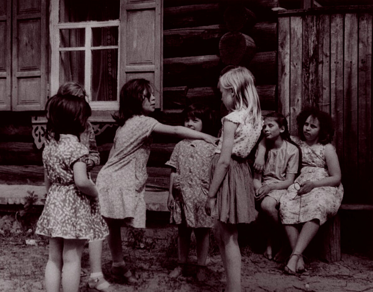 Песня выйду на крылечко. Советские девочки. Советские дети во дворе. Советское деревенское детство. Советское детство в деревне дети.