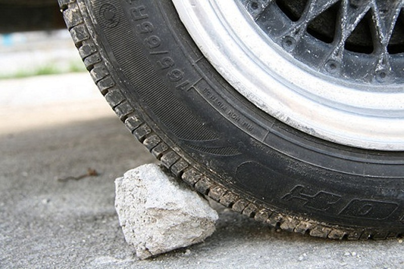 Примерно как на фото, только кирпичи, а не камень,  и с двух сторон... Фото с сайта drivenn.ru