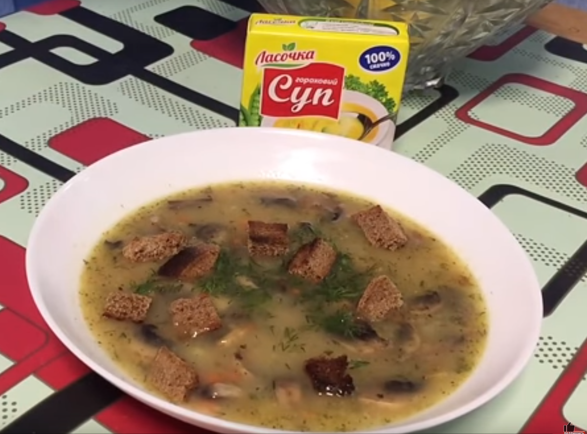 Гороховый суп с гренками и грибами готов!