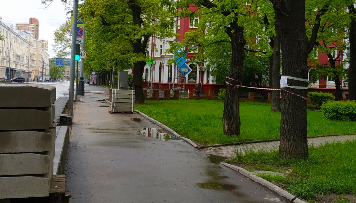 В Москве огромное количество парков. Это стало заметно из-за красно-белой полосатой ленты, которой в хронике столичного ковидиотизма стоит уделить особое место.