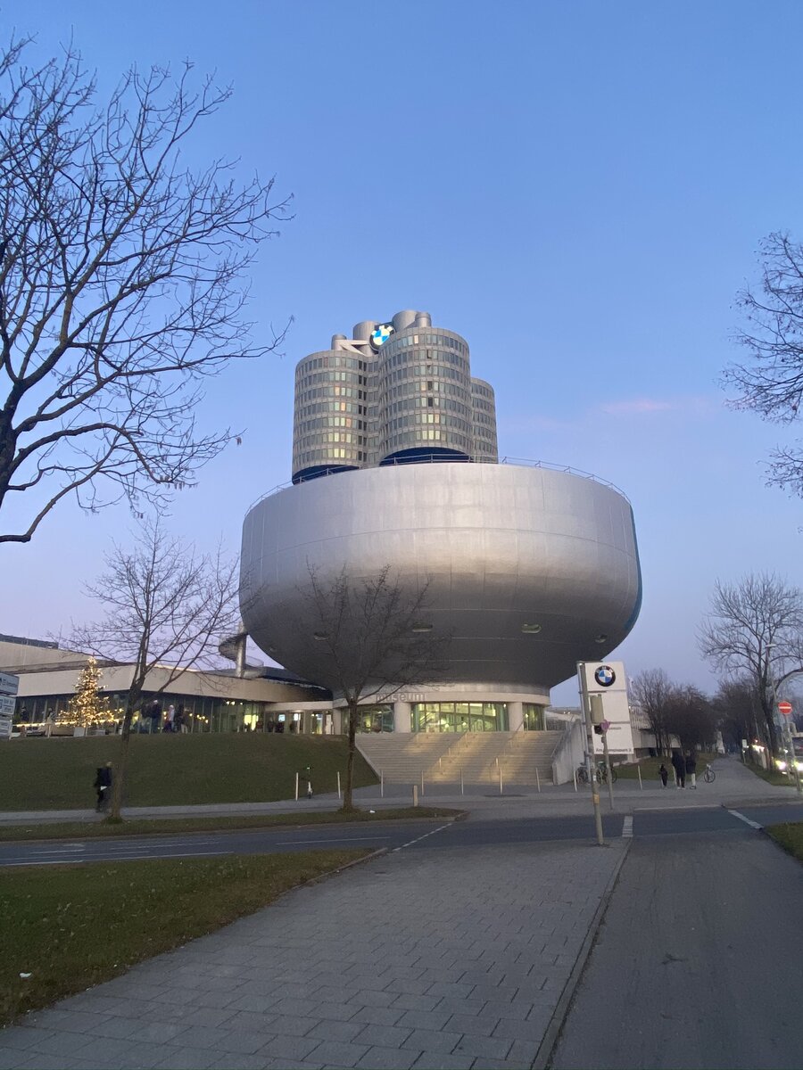 Здание музея и за ним здание штаб квартиры со значком BMW на крыше. 