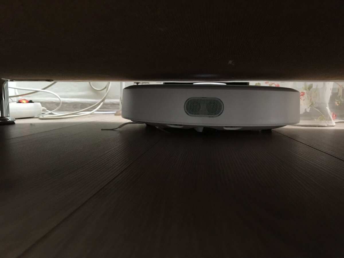 Робот пылесос с легкостью разместился под диваном